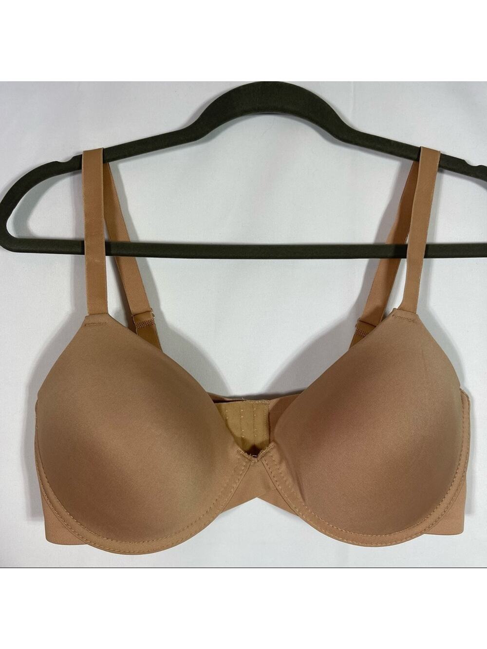 Just Be, Bra. Size 38D. In like new condition!